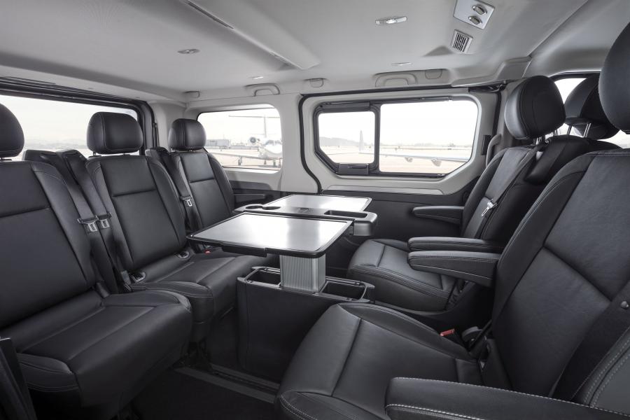 Интерьер Opel Vivaro Tourer BiTurbo 2017 года  (фото 5 из 19)